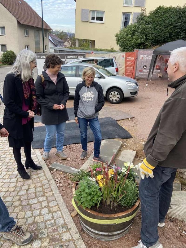 AG Naturfreunde überreicht Pflanzenkübel für das neue Café IZ